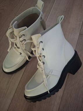 Women's Cream Lace-Up Chunky Sole Ankle Boots